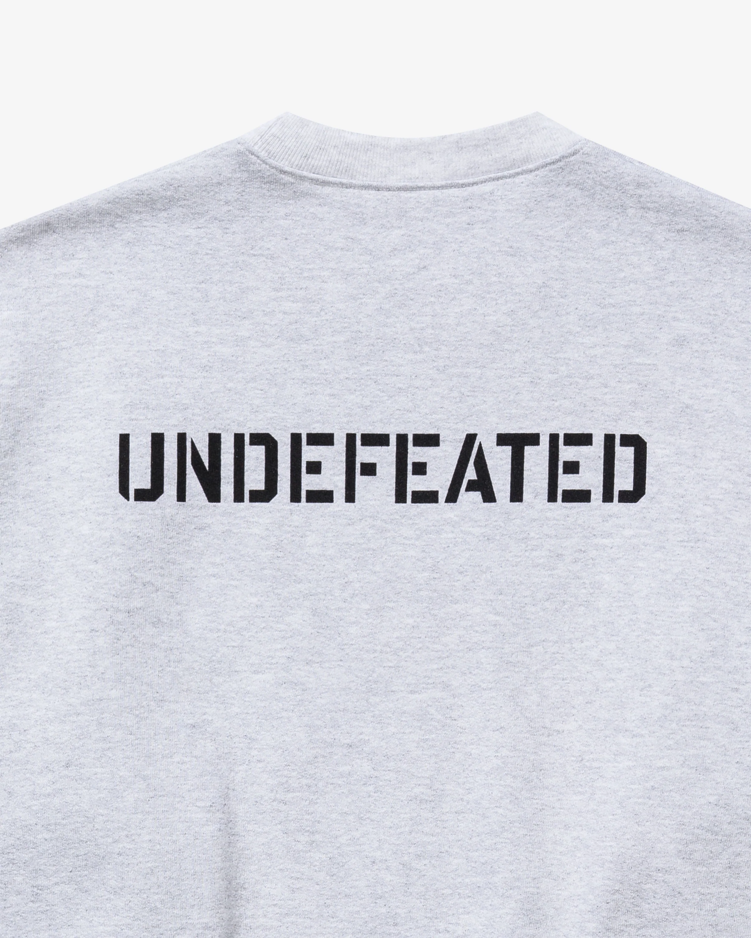 11628-undefeated-stencil-crewneck-ash-4.webp UNDEFEATED STENCIL CREWNECK - ASH