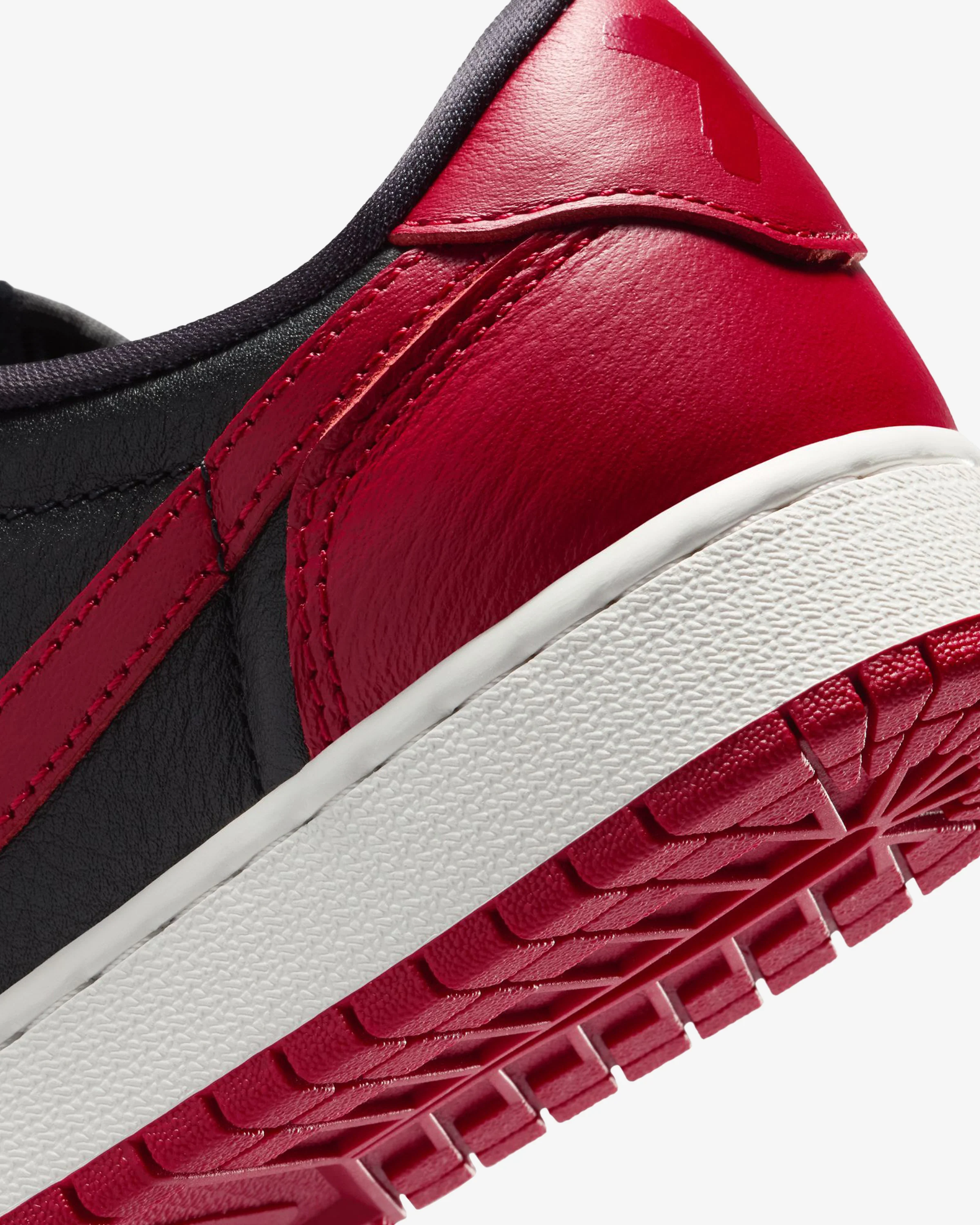 JORDAN GS AJ 1 RETRO LOW OG - BLACK/ VARSITY RED/ SUMMIT WHITE