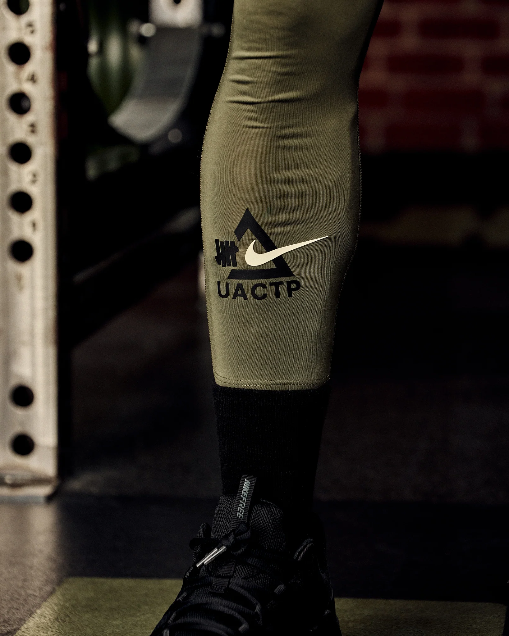 UACTP X NIKE NRG DF 3QT TIGHT - MEDIUM OLIVE