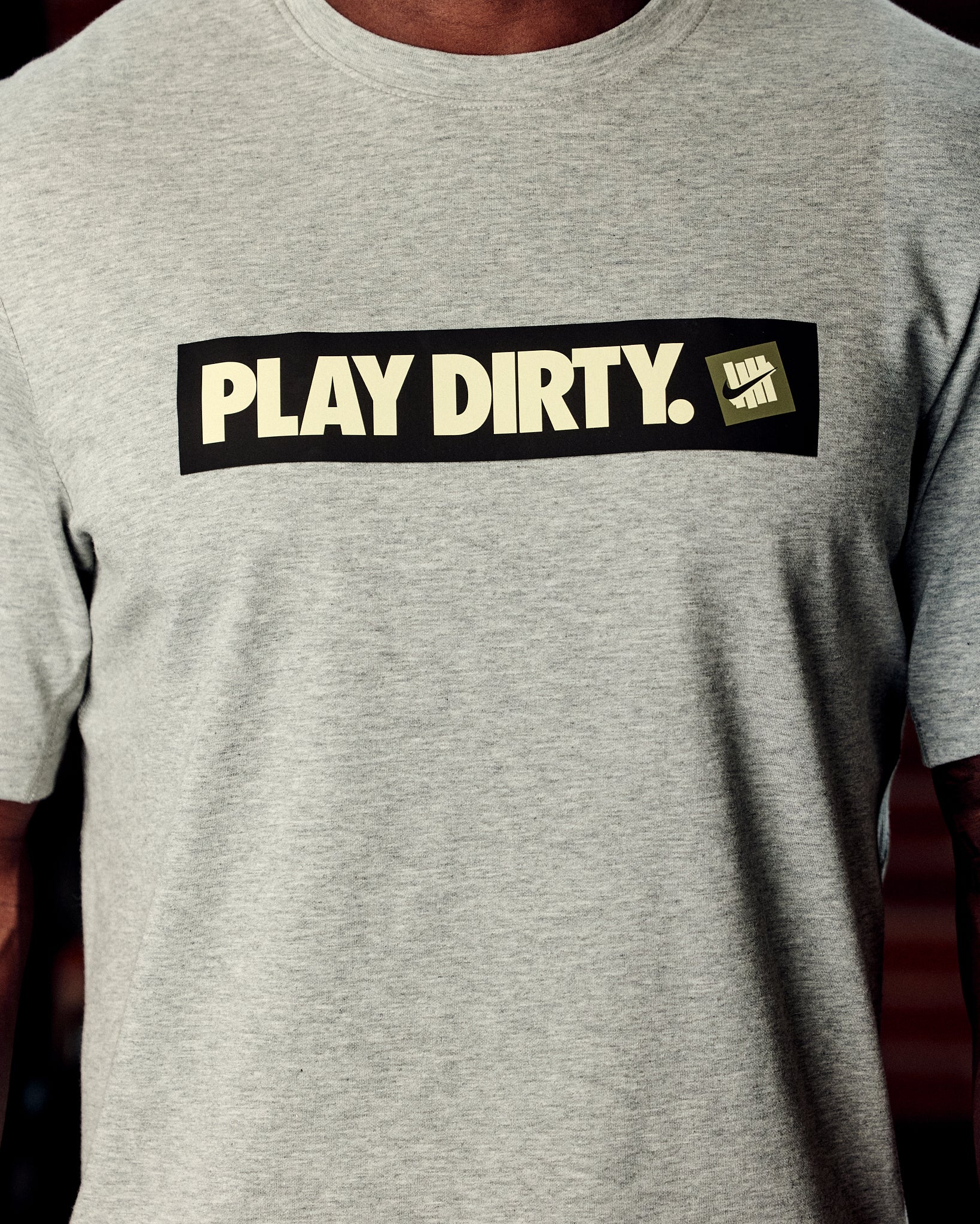 UACTP X NIKE NRG PRIMARY SS TOP - DK GREY HEATHER