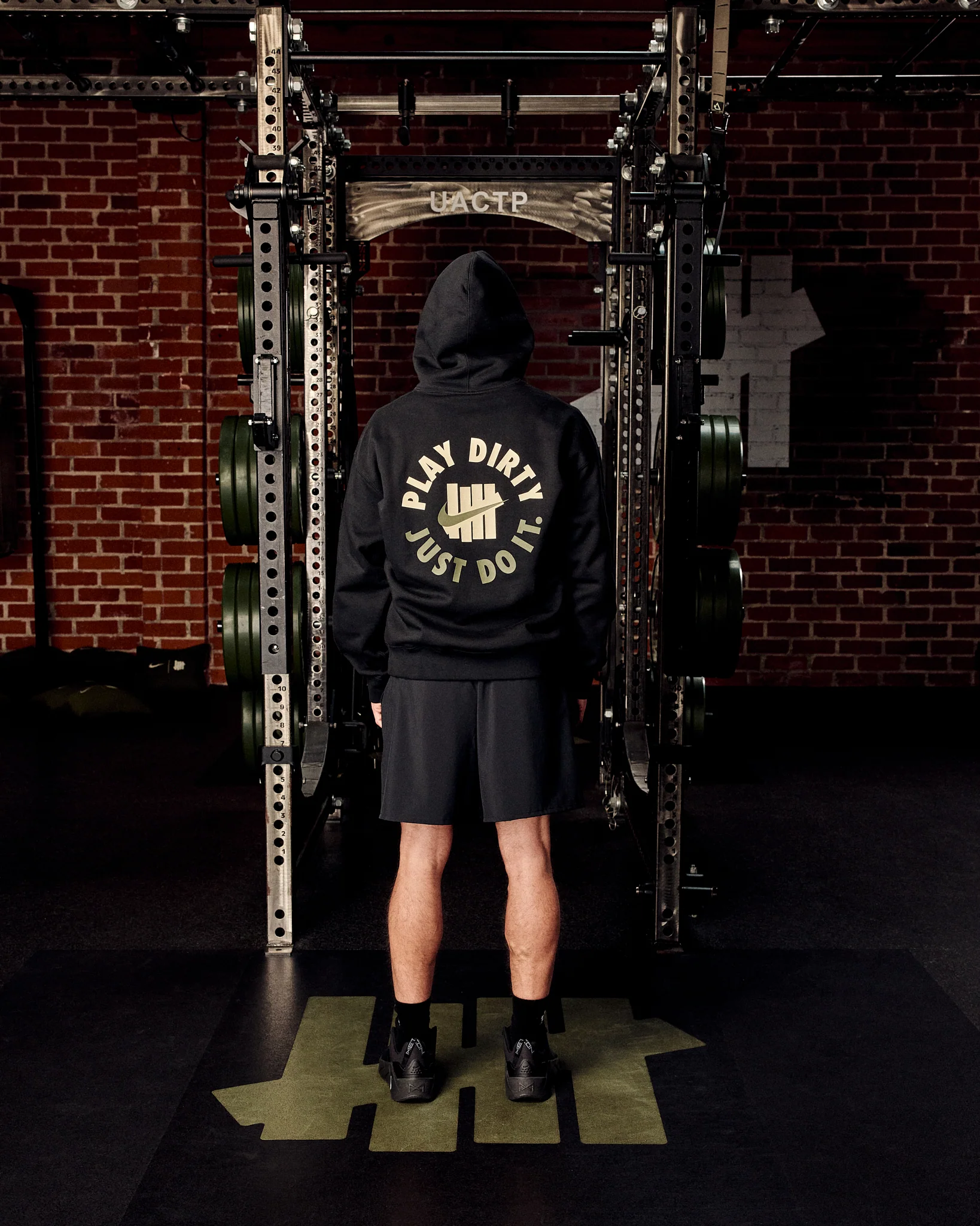 UACTP X NIKE NRG UNLMTD 7IN SHORT - MEDIUM OLIVE