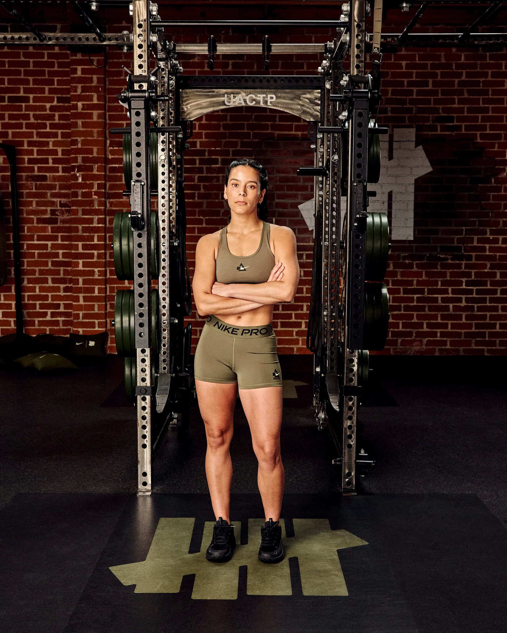 UACTP X NIKE WMNS NRG 365 3IN SHORT - MEDIUM OLIVE