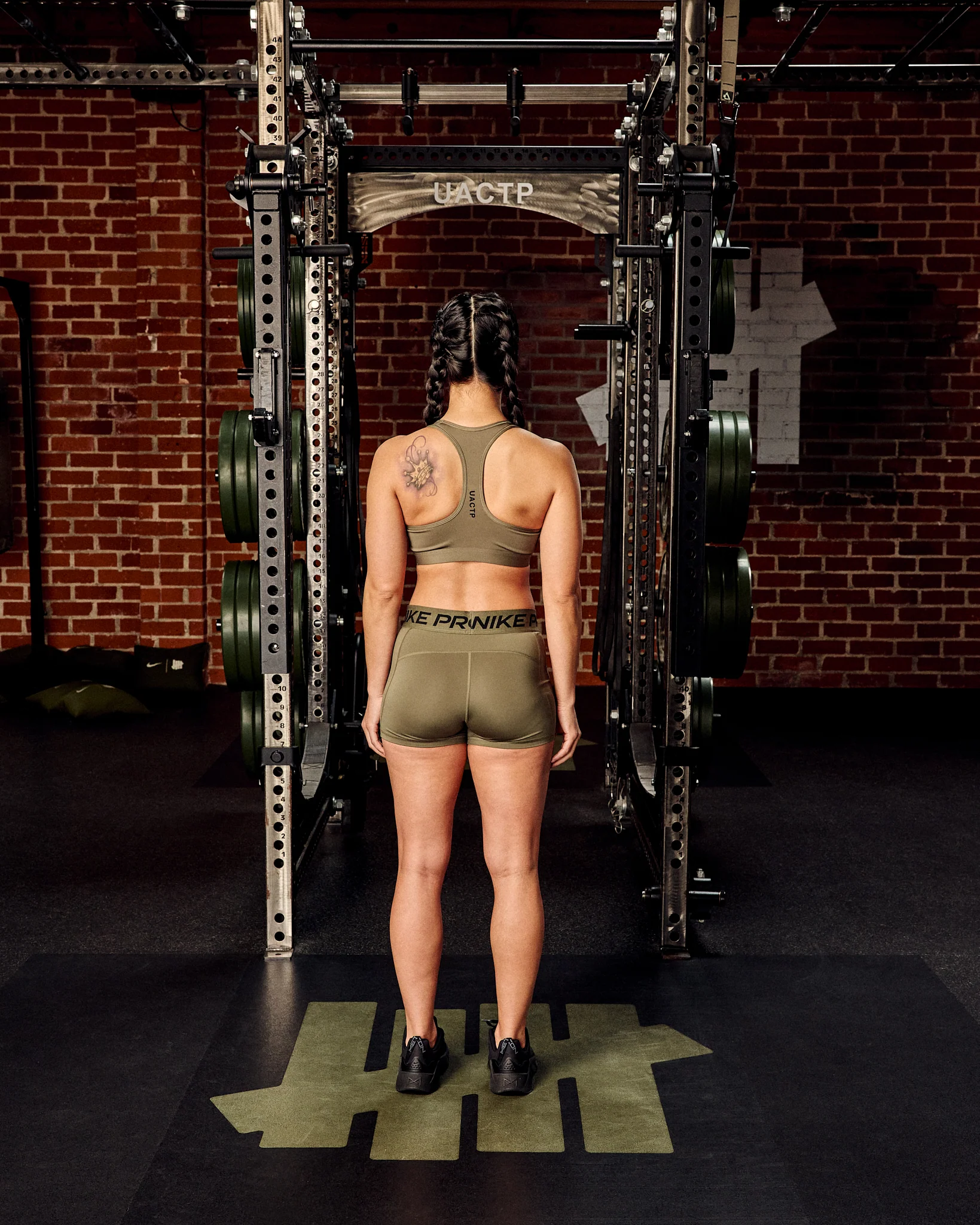 UACTP X NIKE WMNS NRG 365 3IN SHORT - MEDIUM OLIVE