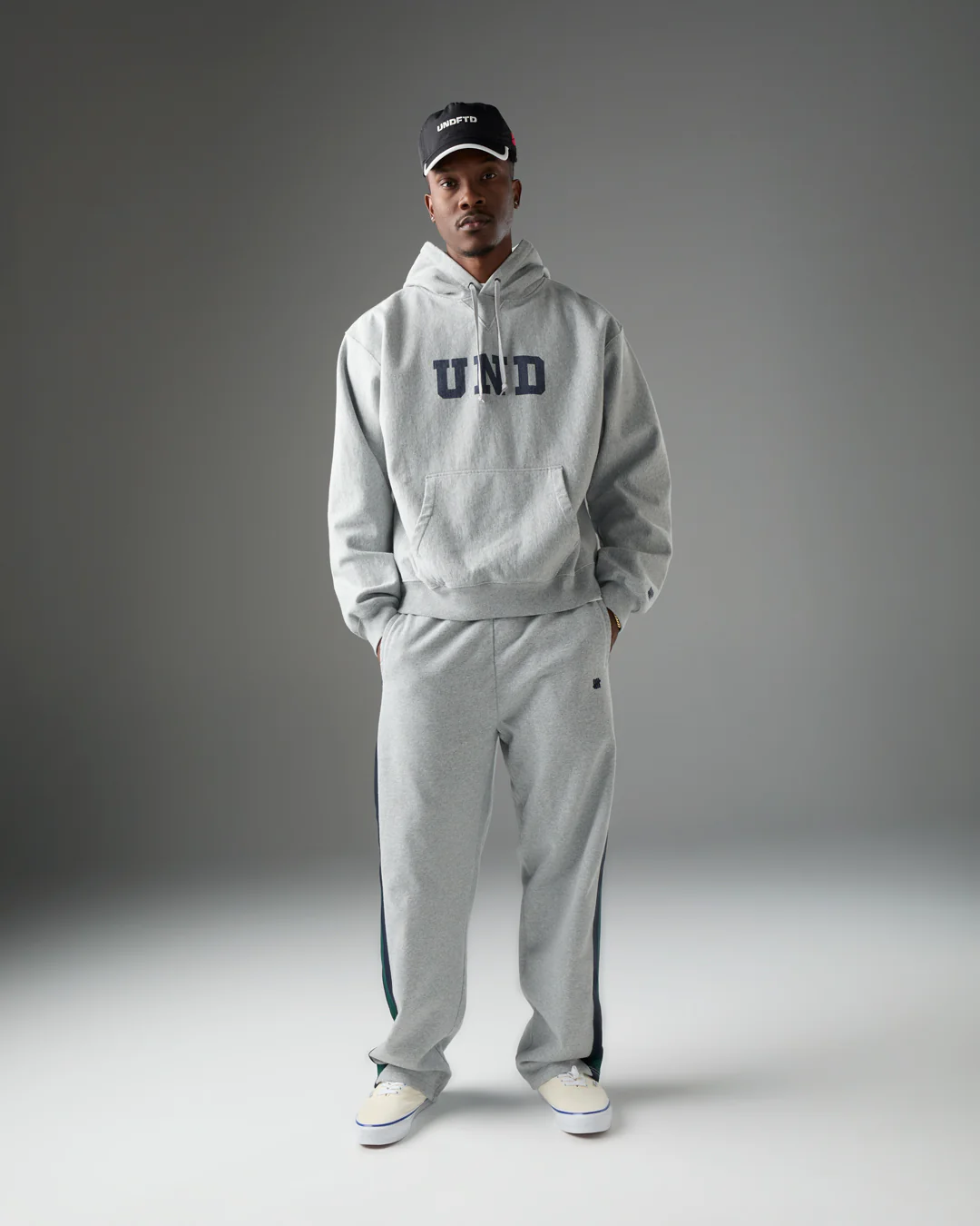 UNDEFEATED BLOCK LOGO PULLOVER HOOD