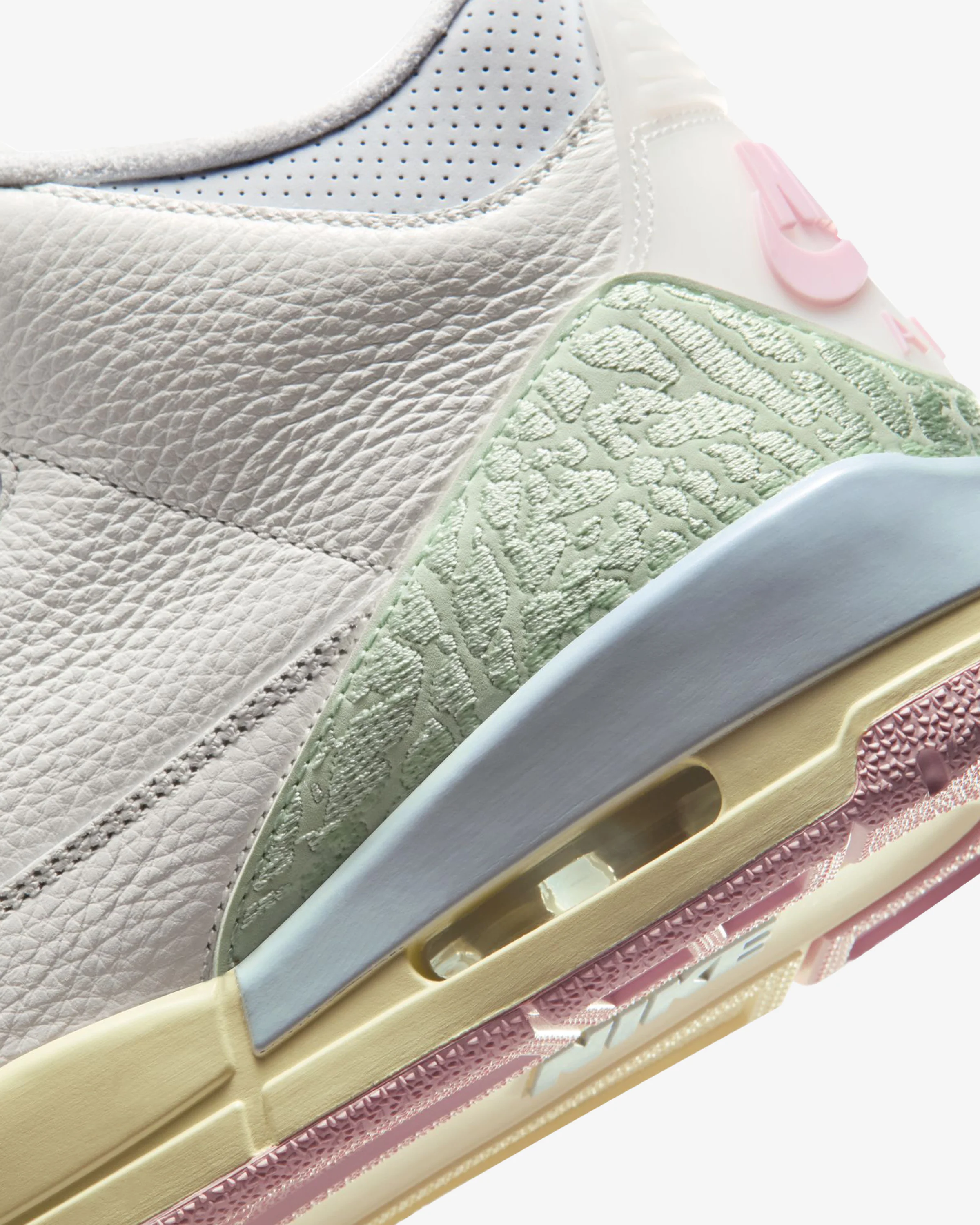 4167-jordan-aj-3-retro-sail-jade-aura-iced-carmine-7.webp JORDAN AJ 3 RETRO - SAIL/ JADE AURA/ ICED CARMINE