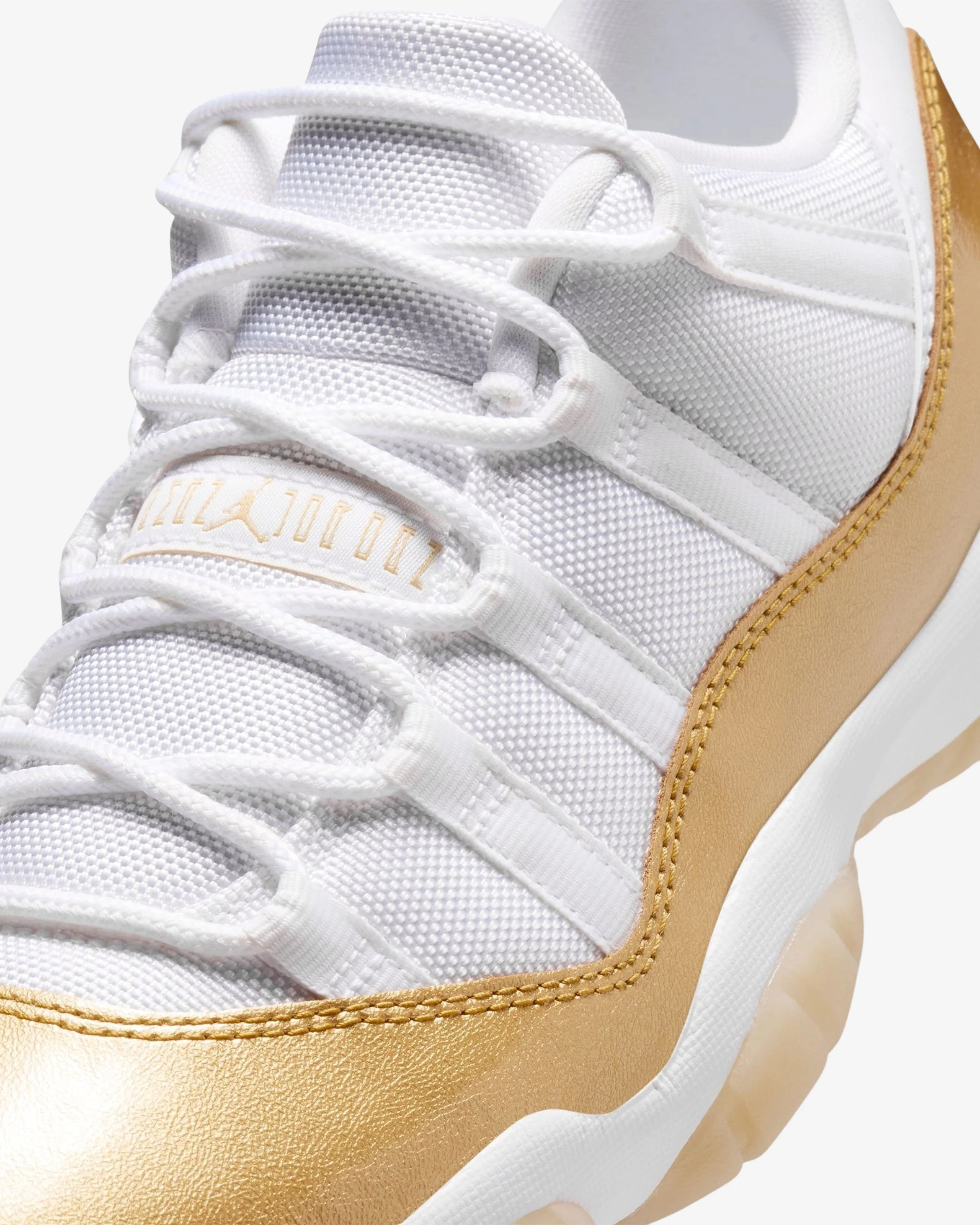 JORDAN WMNS AJ 11 RETRO LOW - WHITE/ METALLIC GOLD