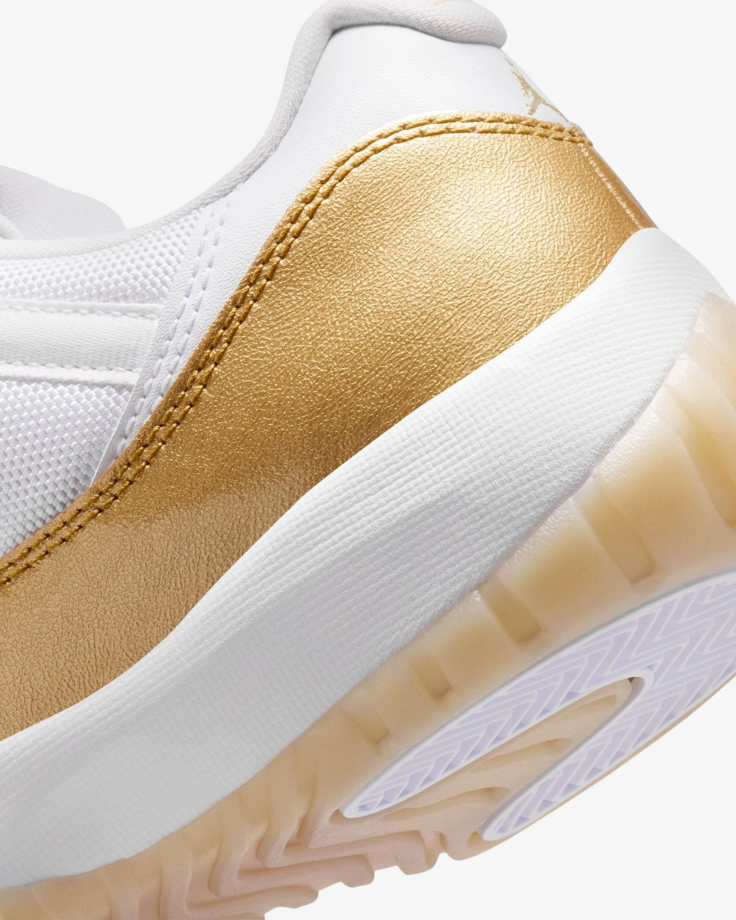 JORDAN WMNS AJ 11 RETRO LOW - WHITE/ METALLIC GOLD