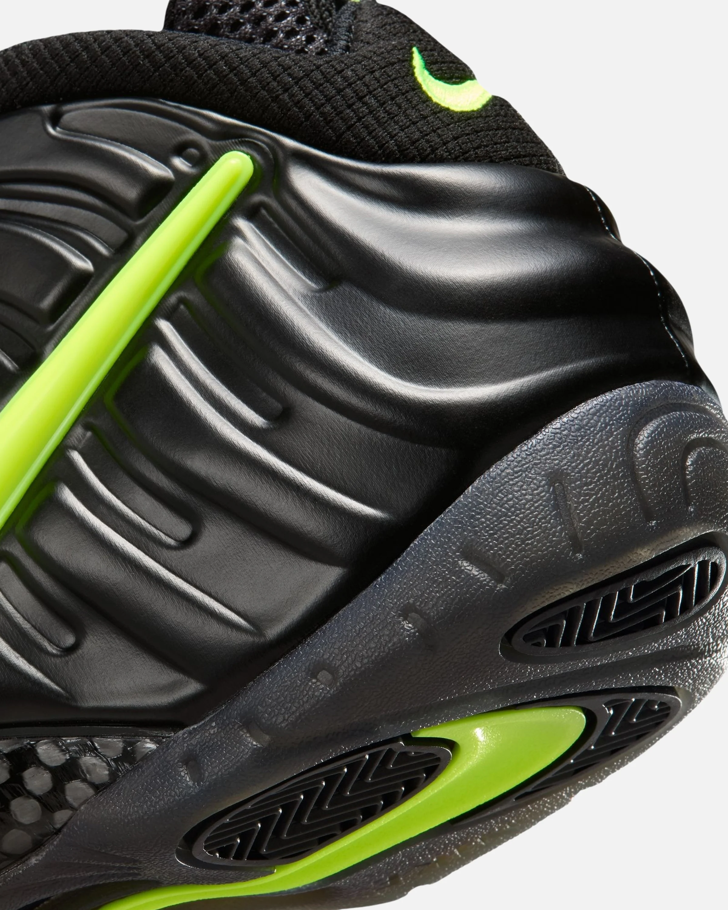 NIKE AIR FOAMPOSITE PRO - BLACK/ VOLTAGE YELLOW