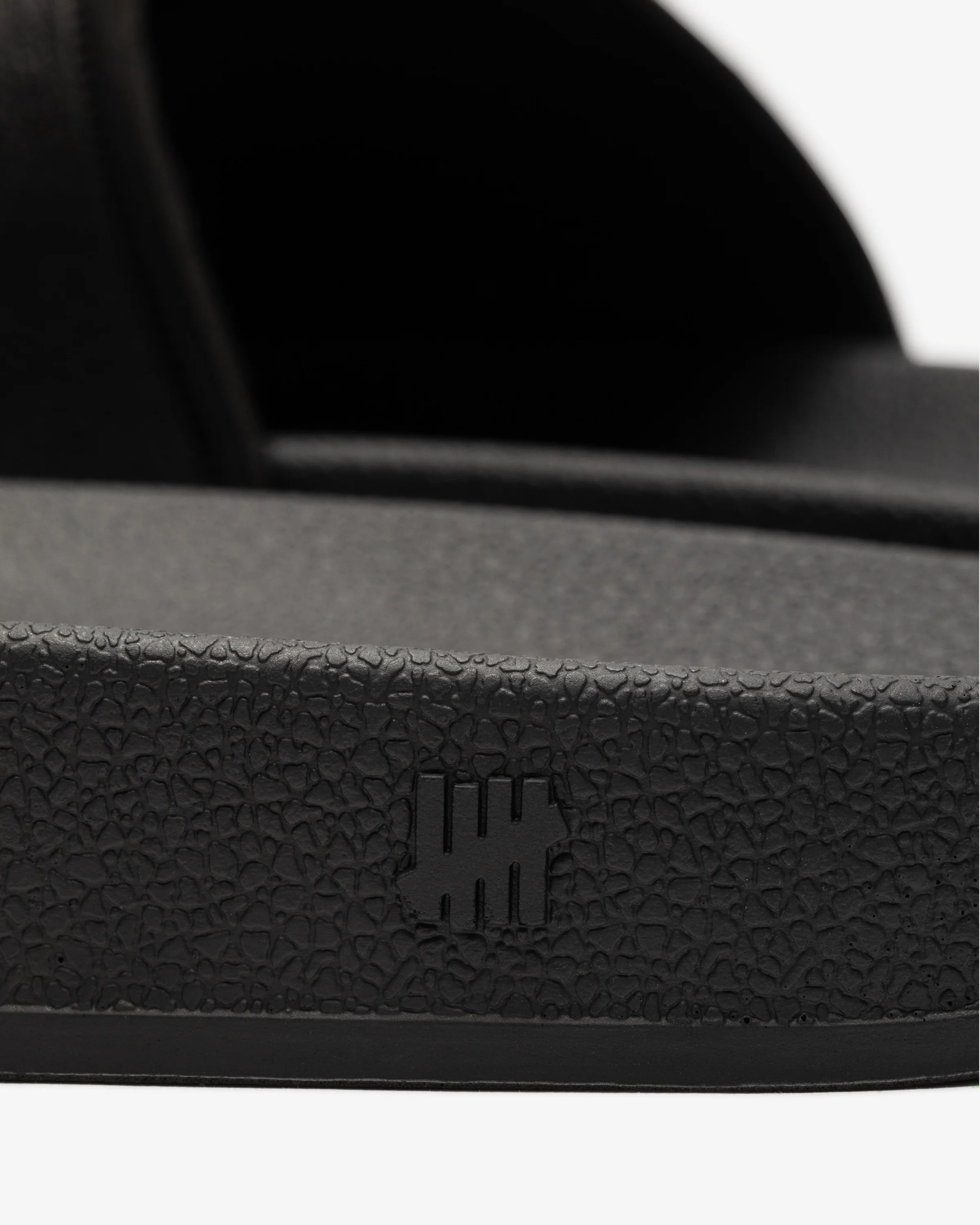 5758-undefeated-icon-classic-slide-5.webp UNDEFEATED ICON CLASSIC SLIDE