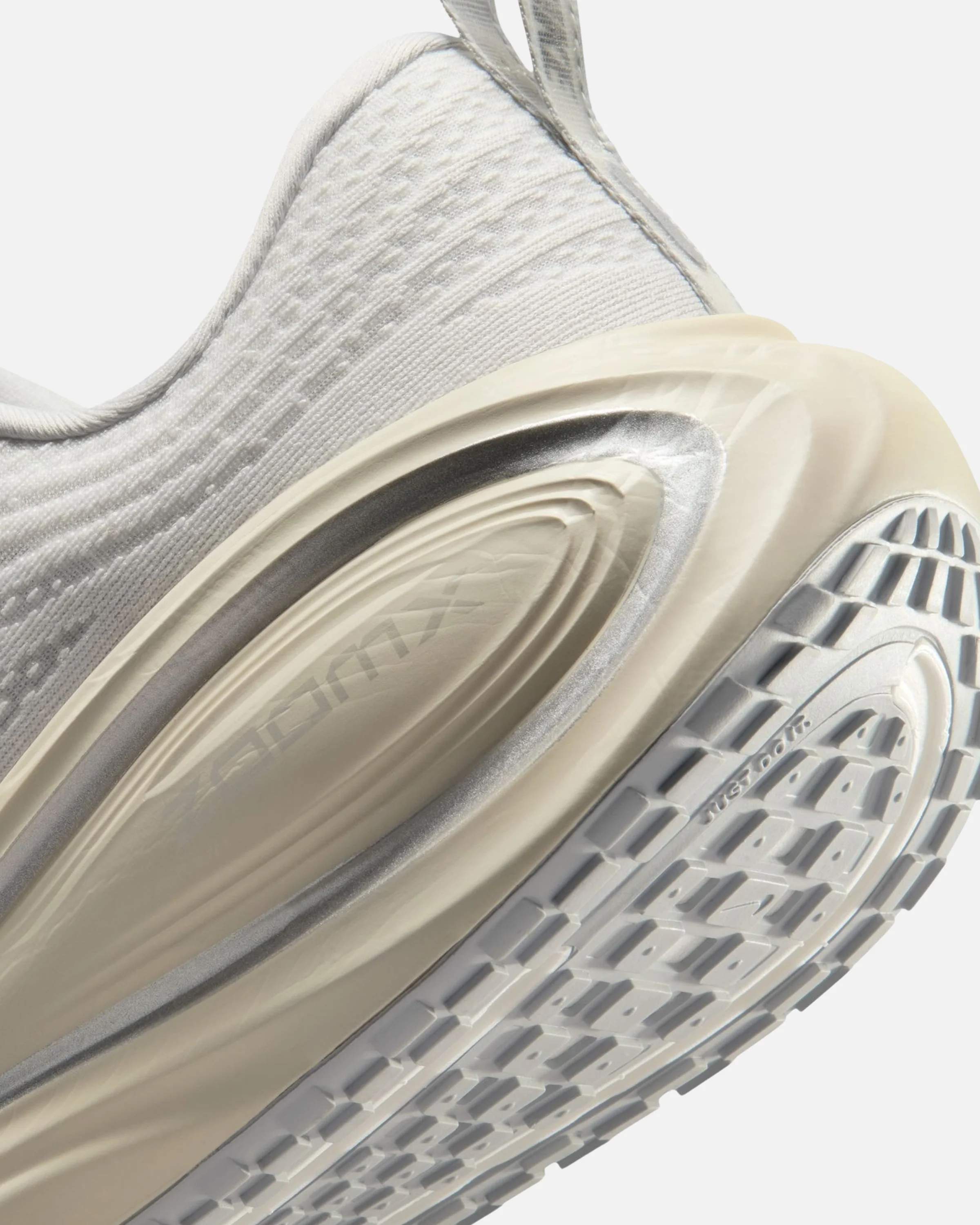 NIKE VOMERO PLUS - PLATINUM TINT/ REFLECT SILVER/ GREY FOG