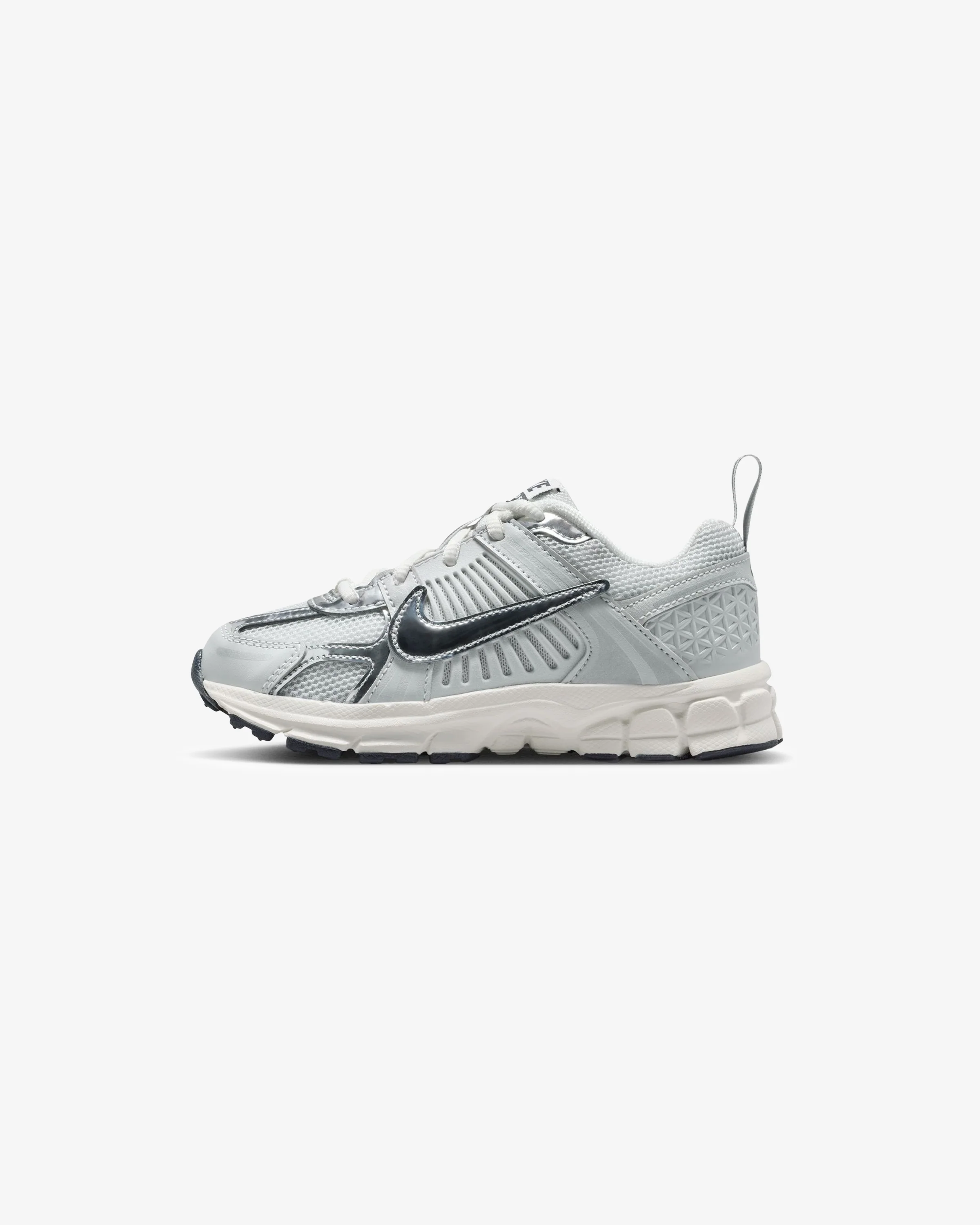 7330-nike-ps-vomero-5-photon-dust-chrome-gridiron-sail-2.webp NIKE PS VOMERO 5 - PHOTON DUST/ CHROME/ GRIDIRON/ SAIL