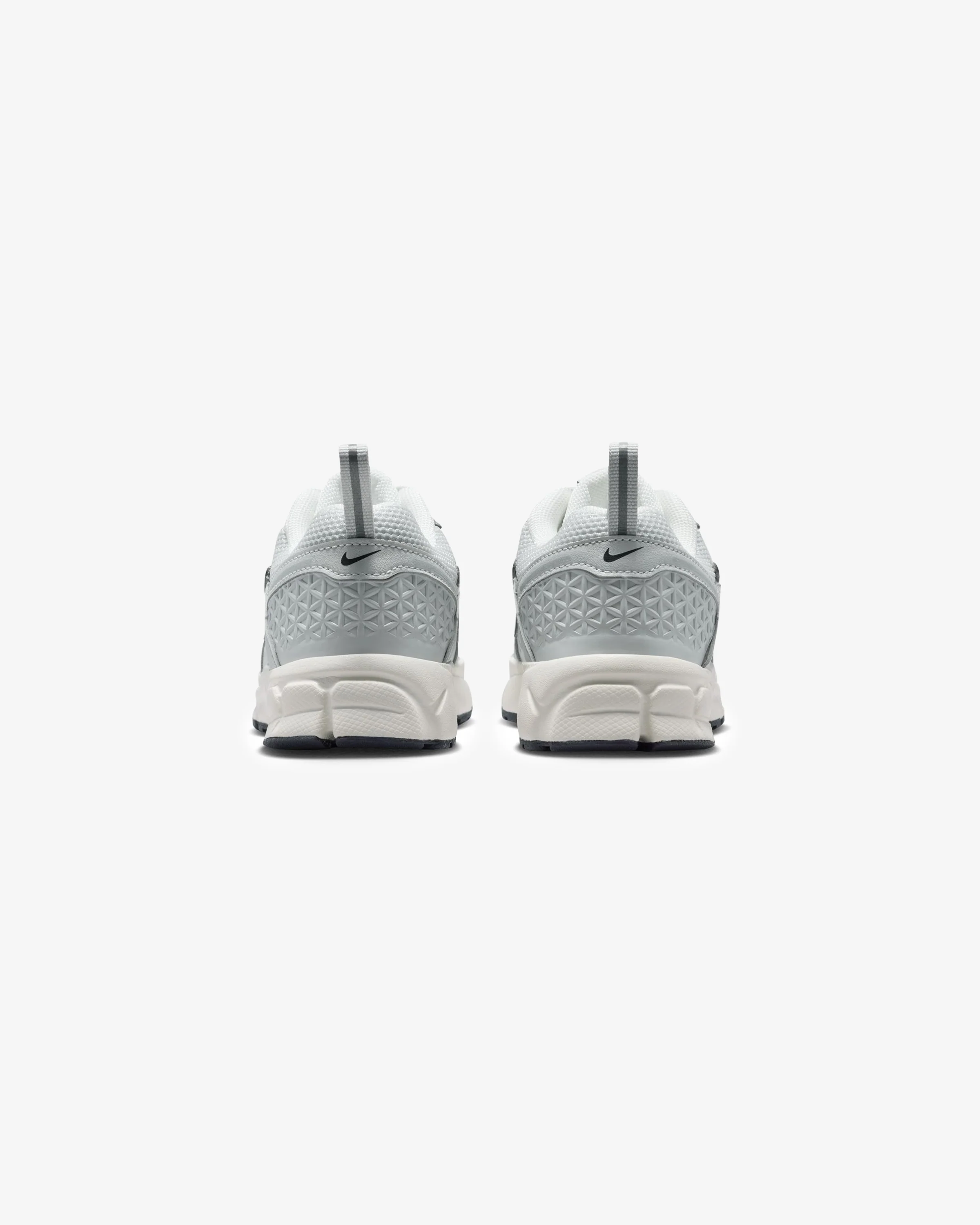 7330-nike-ps-vomero-5-photon-dust-chrome-gridiron-sail-3.webp NIKE PS VOMERO 5 - PHOTON DUST/ CHROME/ GRIDIRON/ SAIL