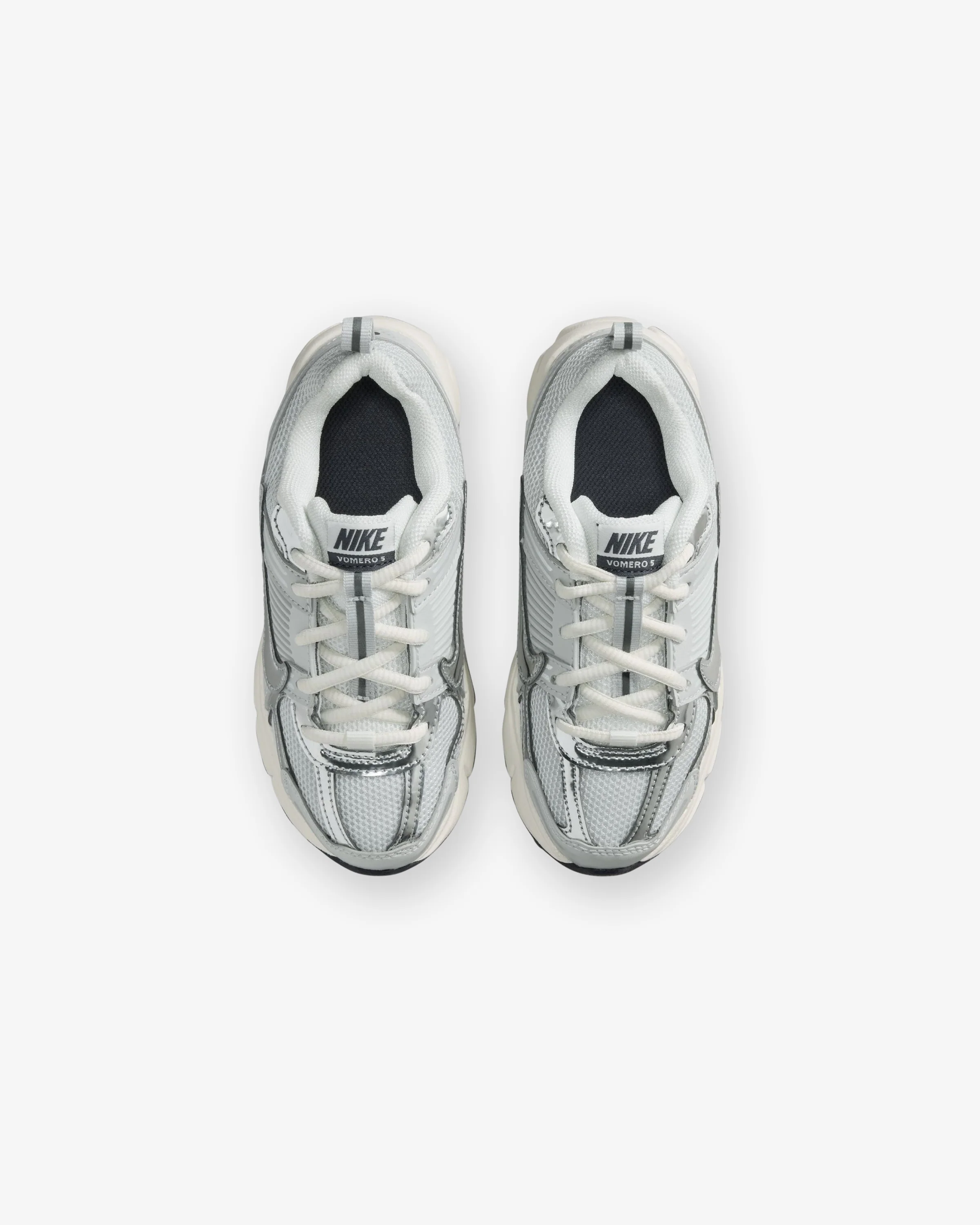 7330-nike-ps-vomero-5-photon-dust-chrome-gridiron-sail-4.webp NIKE PS VOMERO 5 - PHOTON DUST/ CHROME/ GRIDIRON/ SAIL