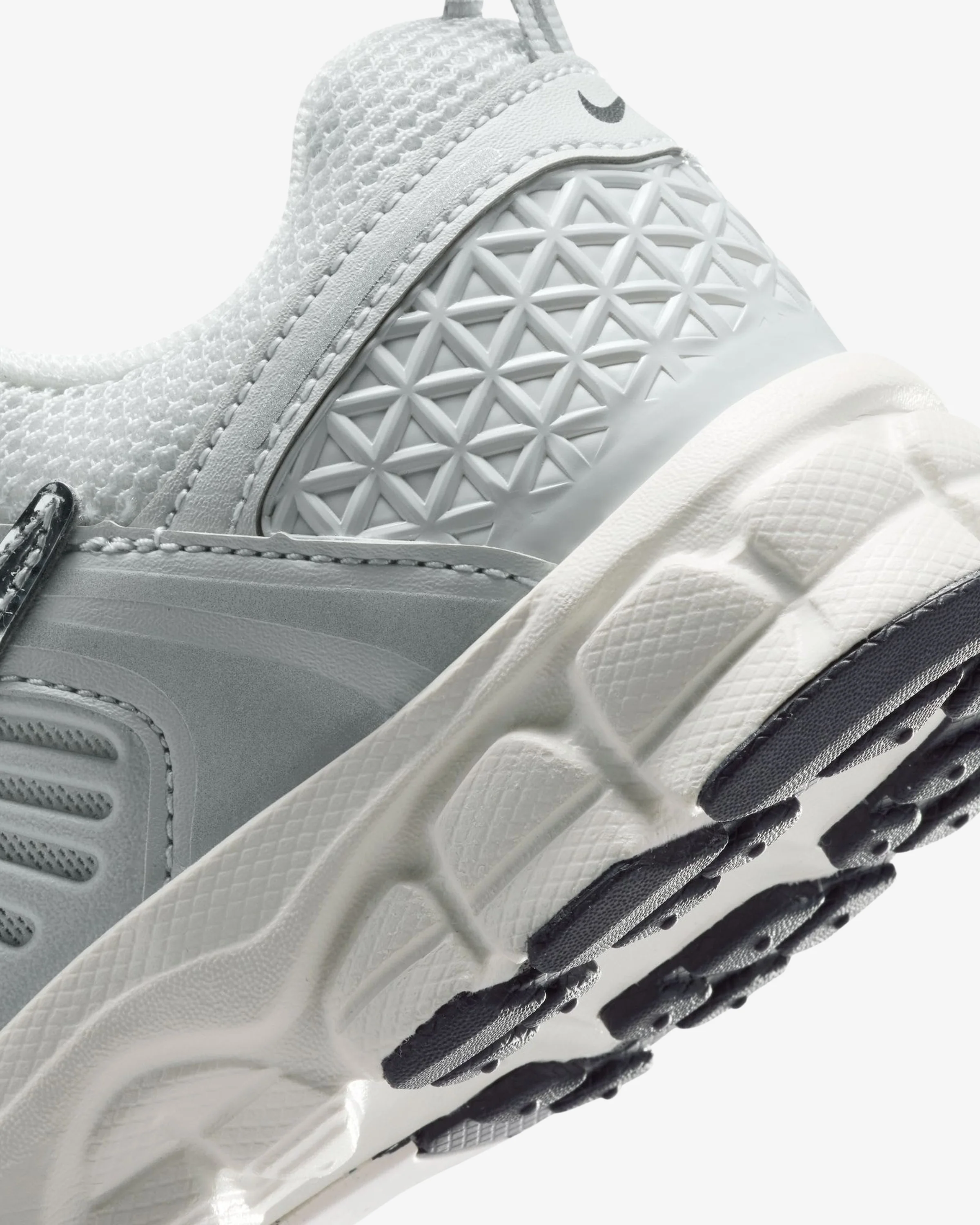 7330-nike-ps-vomero-5-photon-dust-chrome-gridiron-sail-7.webp NIKE PS VOMERO 5 - PHOTON DUST/ CHROME/ GRIDIRON/ SAIL