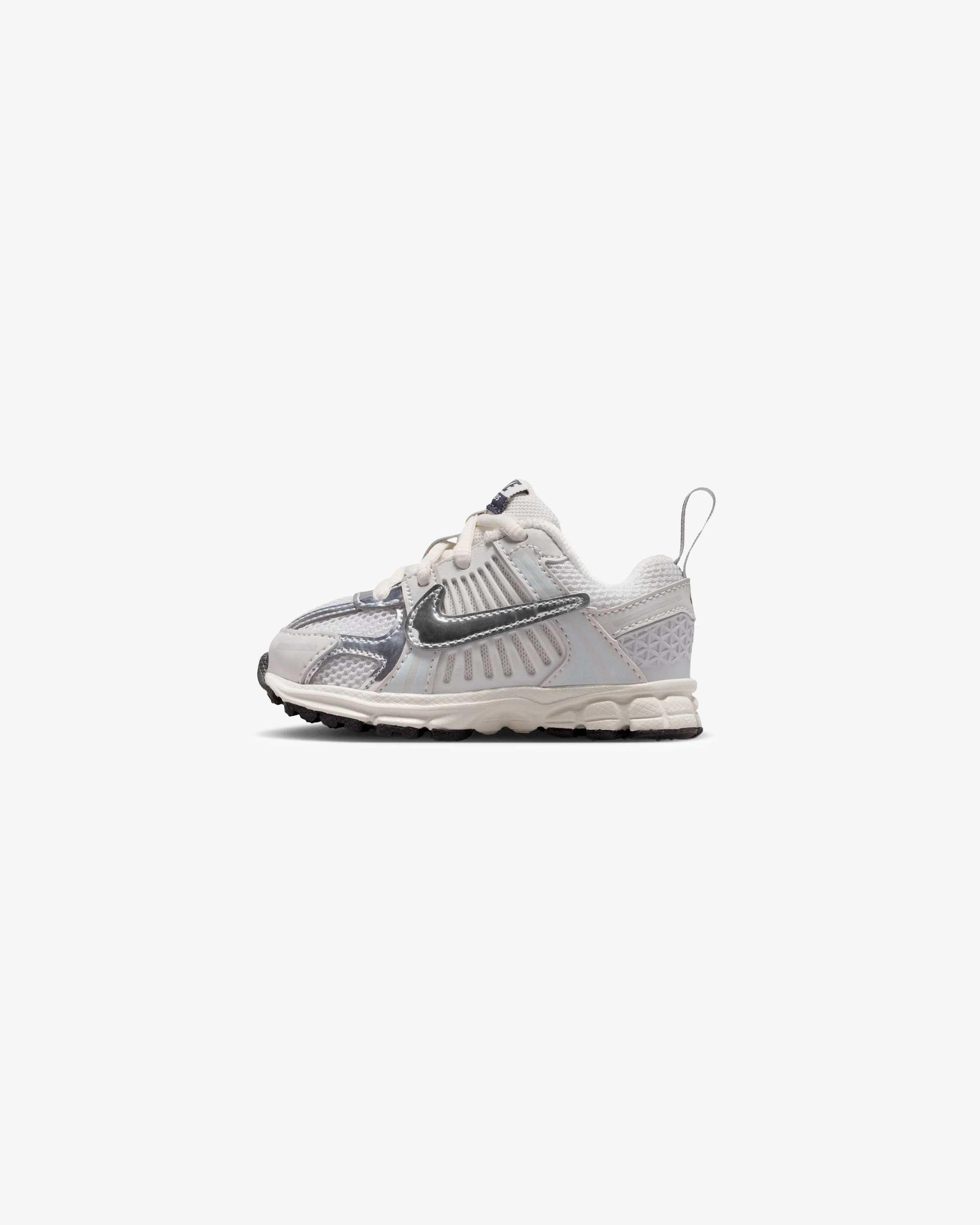 8500-nike-td-vomero-5-photon-dust-chrome-gridiron-sail-2.webp NIKE TD VOMERO 5 - PHOTON DUST/ CHROME/ GRIDIRON/ SAIL