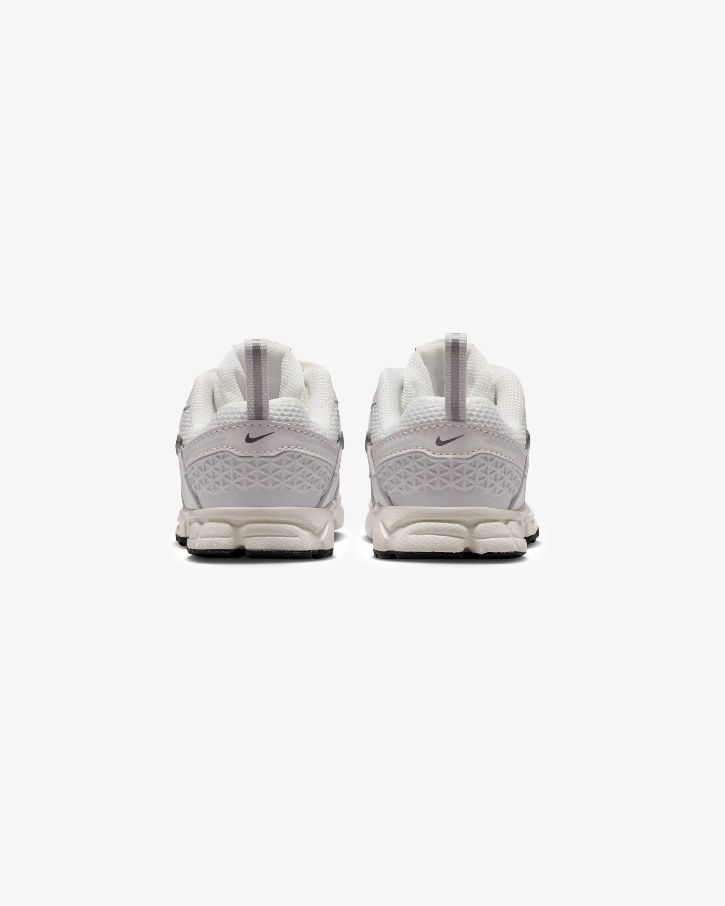 8500-nike-td-vomero-5-photon-dust-chrome-gridiron-sail-3.webp NIKE TD VOMERO 5 - PHOTON DUST/ CHROME/ GRIDIRON/ SAIL