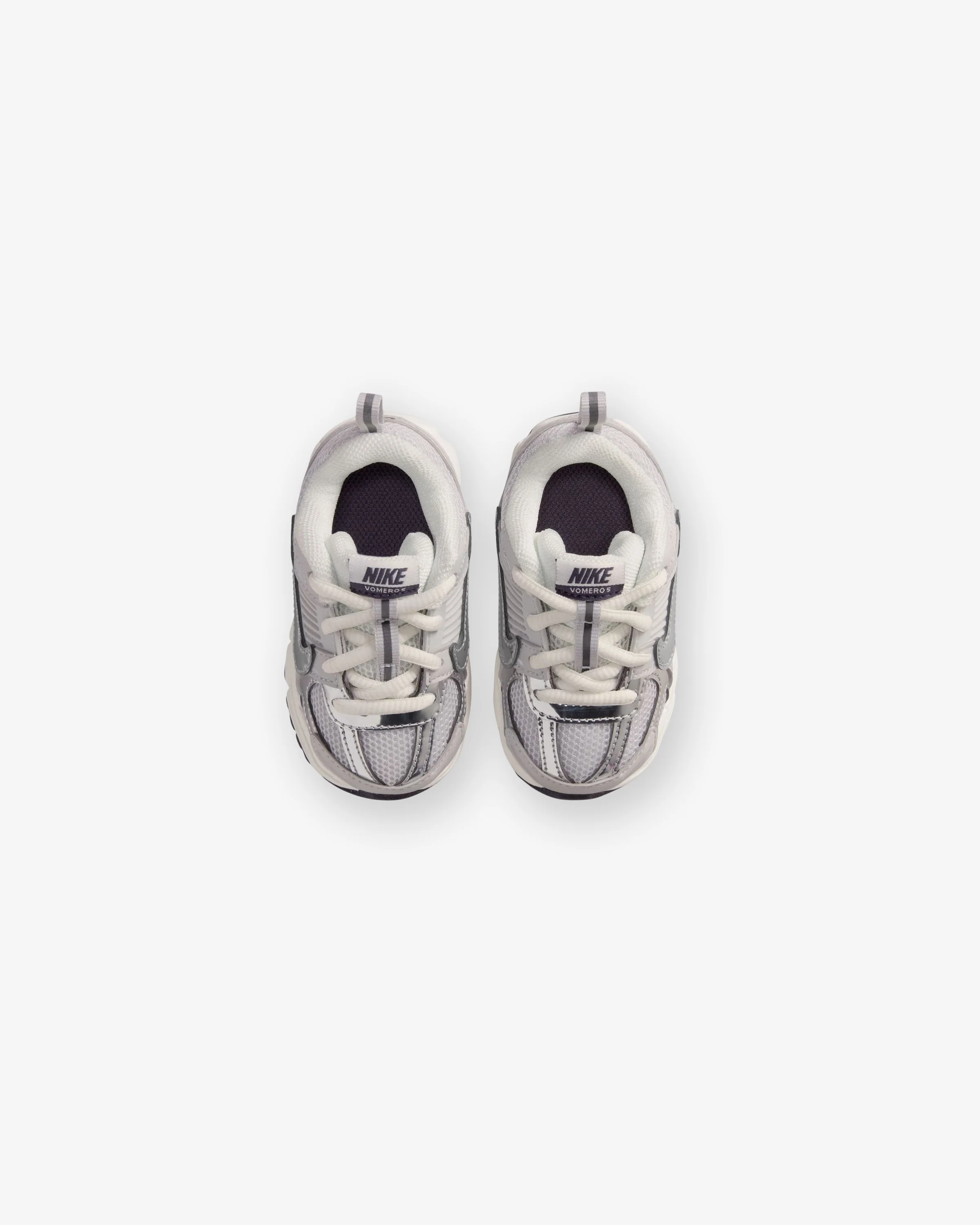 8500-nike-td-vomero-5-photon-dust-chrome-gridiron-sail-4.webp NIKE TD VOMERO 5 - PHOTON DUST/ CHROME/ GRIDIRON/ SAIL